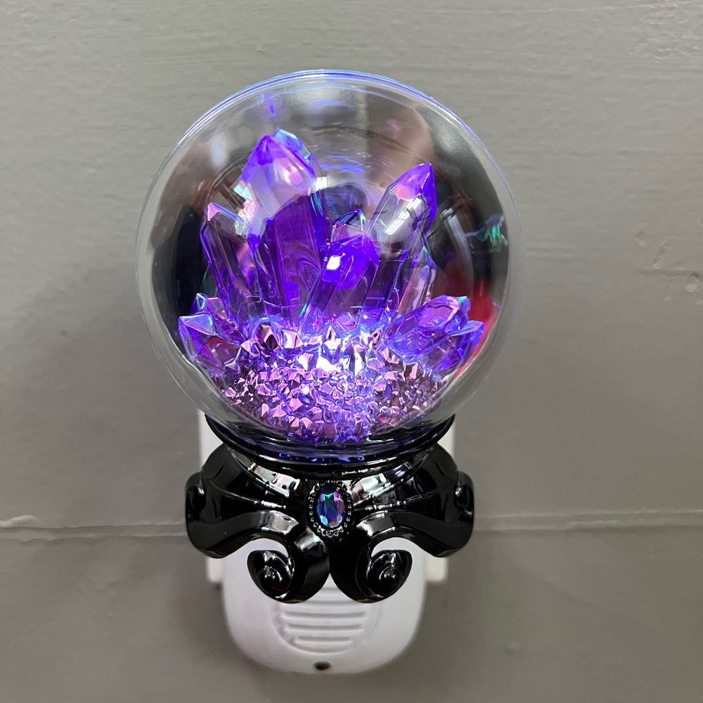 This is a brand new bath and body works plug in, it lights up and looks 👻